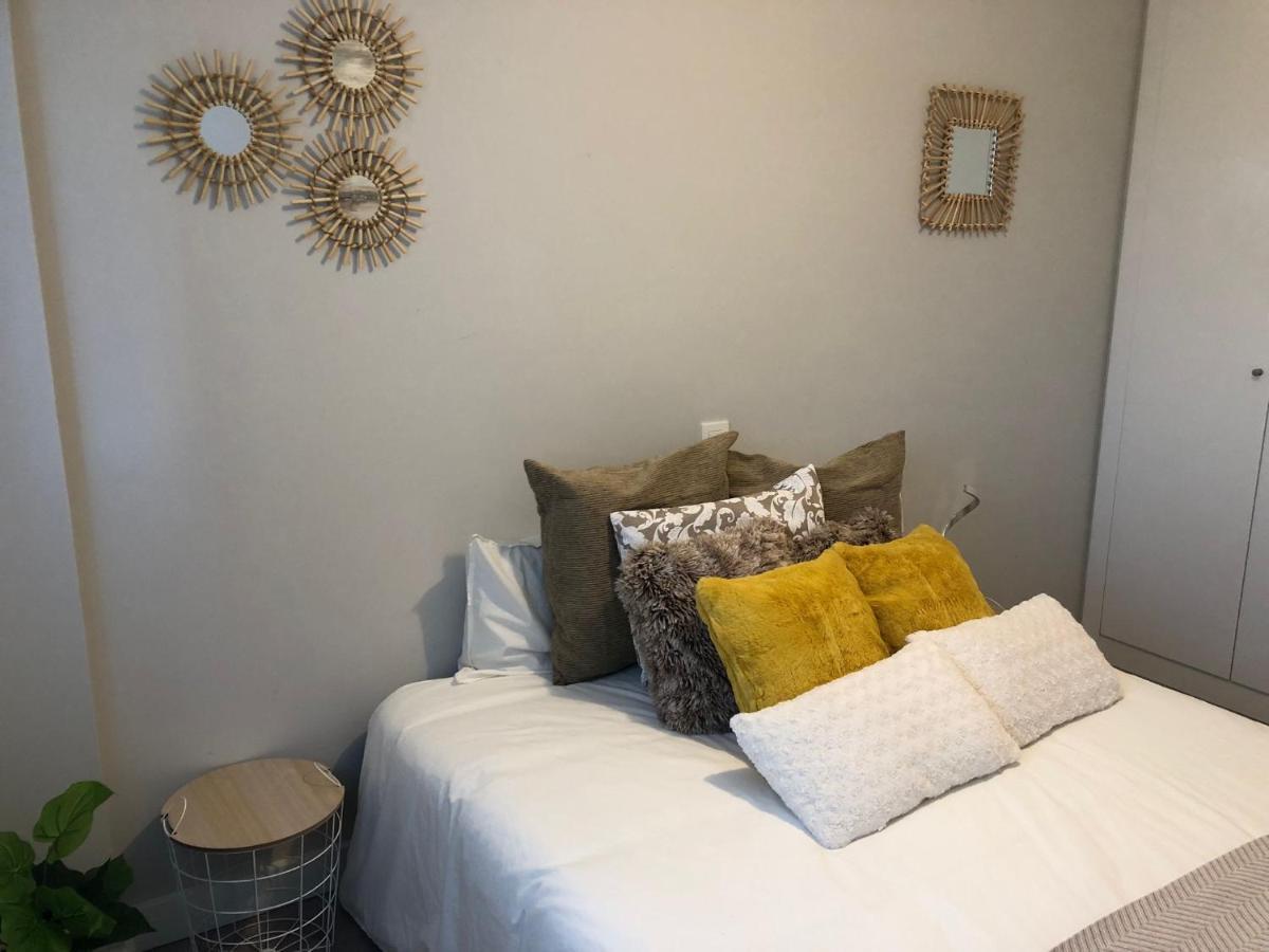 El Jardin De Galatea Apartment อัลกาลาเดเอนาเรส ภายนอก รูปภาพ